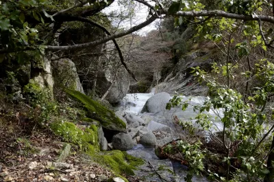 Entrée de l'Infran, on stoppe en amont de cela rive gauche, on porte le long de la berge jusqu'au bloc et on rejoint très facilement la route par un sentier.